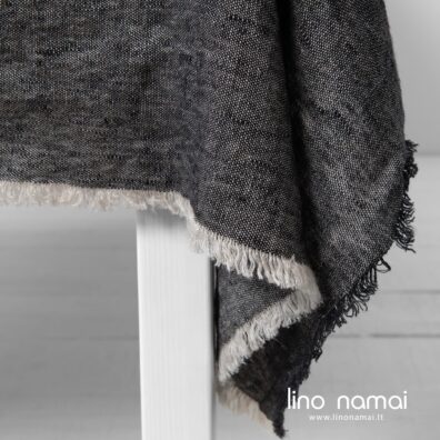 Lininė juoda staltiesė melanžinė su pešiotais kutais