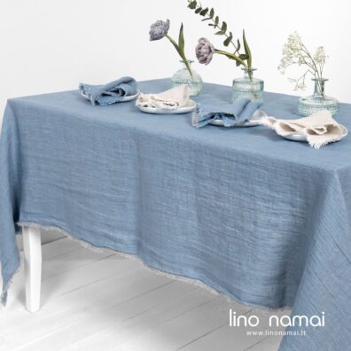 Lininė staltiesė, kurios audinys austas drobiniu pynimu iš me;svų ir natūralios spalvos verpalų