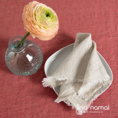 Lininės servetėlės audinys išaustas iš baltų ir natūralios spalvos verpalų
