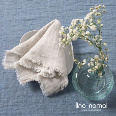Lininė baltai pilkšva servetėlė iš minkšto švelnaus skalbto audinio