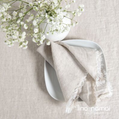 Šviesiai pilka lino servetėlė su pešiotais kutais visose kraštinėse