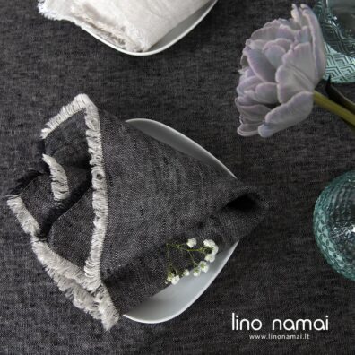 Lininė juoda servetėlė melanžinė su kutais