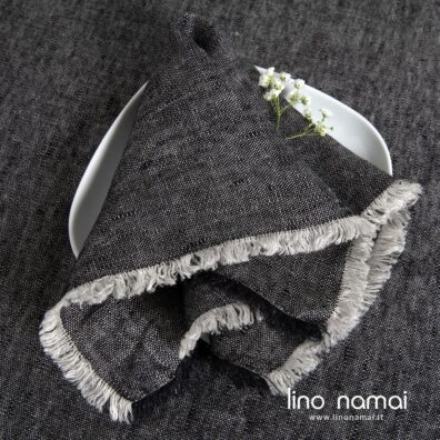 MANTIS pilkai juoda lininė servetėlė
