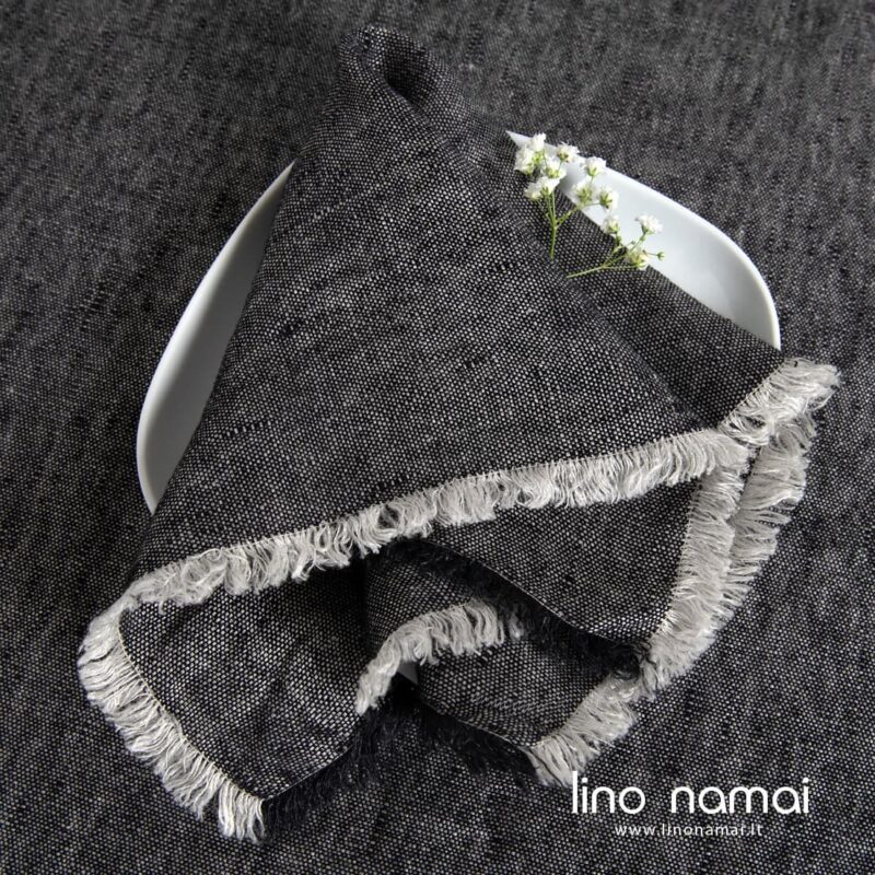 MANTIS pilkai juoda lininė servetėlė