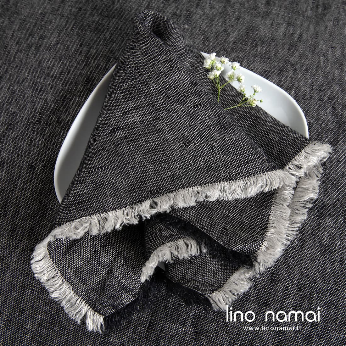 MANTIS pilkai juoda lininė servetėlė