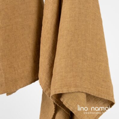 Lininis rankšluostis, kurio audinys išaustas smulkiu raštu iš rusvai geltonų ir rudų verpalų