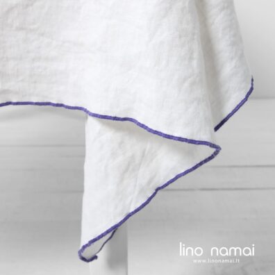 Balto skalbto lino staltiesė su violetiniu krašteliu