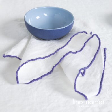 Pieno baltumo specialiai skalbto lino servetėlė dekoratyvine tankia violetine siūle aplink