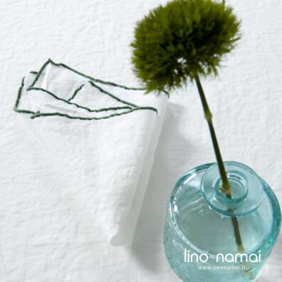 Pieno baltumo skalbto lino servetėlė su tankia dekoratyvine žalios spalvos siūle aplink
