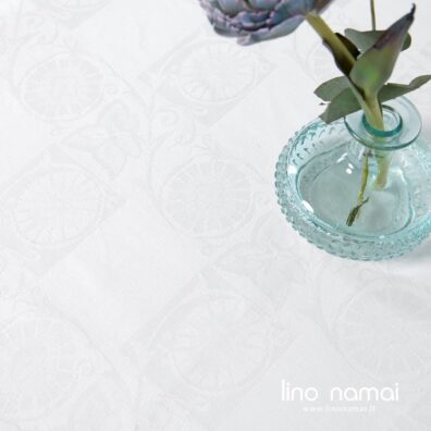 Puslininė ryškiai balta staltiesė gėlių raštu