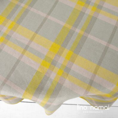 Lino-medvilnės staltiesės audinys išaustas iš sendintos žalios, ryškiai geltonos, pilkšvai rusvos ir pilkšvos spalvos verpalų