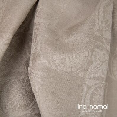 Žakardinis lino - medvilnės audinys austas gėlėmis ir langeliais iš pilkšvai rusvų verpalų