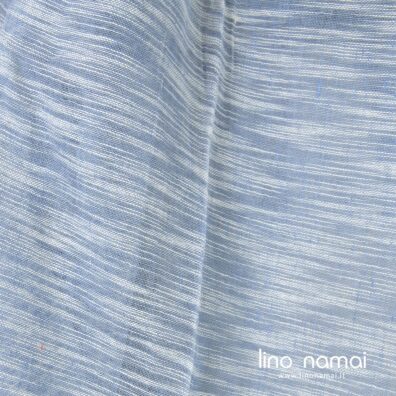 Lino - medvilnės audinys iš pilkšvai melsvų ir baltų verpalų su atsitiktiniais specialiais sustorėjimais