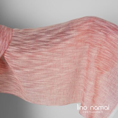 Puslininis rausvas audinys baltais dryžiukais