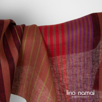 Lininis audinys iš juodų, rudų, šviesiai žalių, violetinių, mėlynai pilkų ir raudonų verpalų