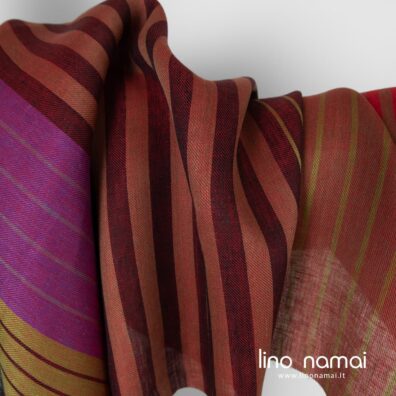 Lininis audinys raudonų atspalvių dryžiais drabužiams, šalikams, namų tekstilei siūti