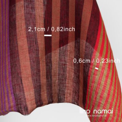 Lininis audinys vertikaliais raudonais dryžiais