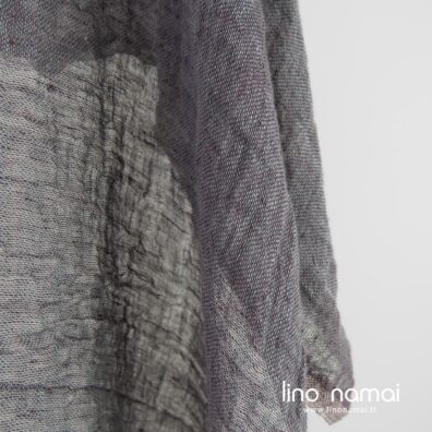 Lininis permatomas audinys iš melsvai pilkų ir violetinių verpalų