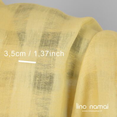 Geltonas lininis audinys retais ir tankiais langeliais
