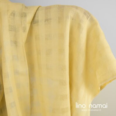 Lininis audinys geltonas ažūriniais langeliais