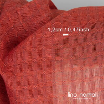 Lino audinys permatomais langeliais išaustas iš raudonai rudų ir raudonų verpalų