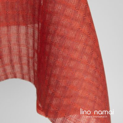 Lininis audinys raudonas ažūriniais langeliais skaroms, šalikams, užuolaidoms, staltiesėms siūti