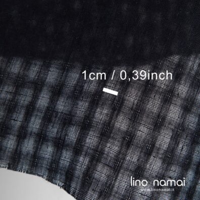 Juodas lininis audinys tankiomis juostelėmis ir reto pynimo langeliais