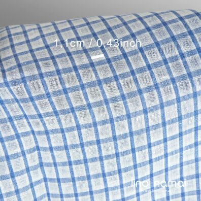 Lininis audinys tankiomis mėlynomis juostelėmis ir retesniais baltais langeliais