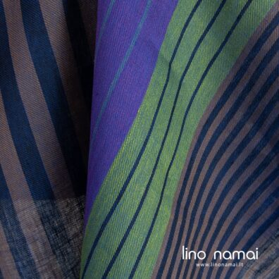 Lininiame audinyje suausti juodi, rudi, šviesiai žali, violetiniai, mėlynai pilki, raudoni ir mėlyni verpalai