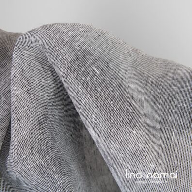 Permatomas lininis audinys iš juodų ir pieno baltumo verpalų
