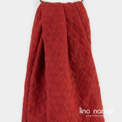 Lininė raudona skara ažūriniais langeliais