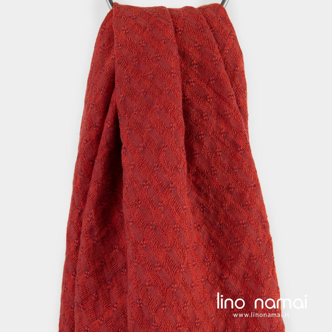 Lininė raudona skara ažūriniais langeliais