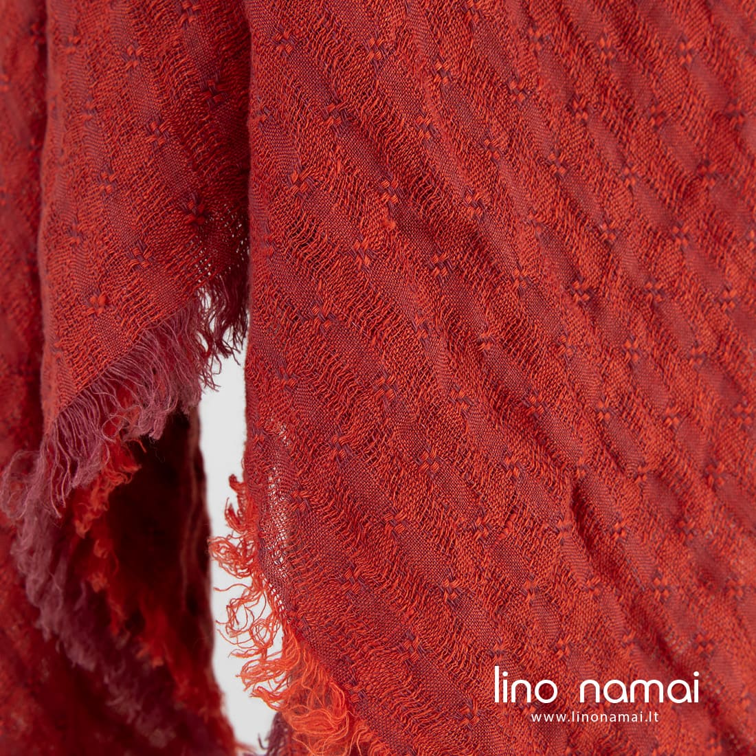 Gaminio audinys austas ažūriniais langeliais iš raudonai rudų ir raudonų verpalų