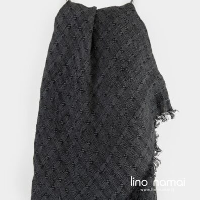 Lininė pilka skara ažūriniais langeliais