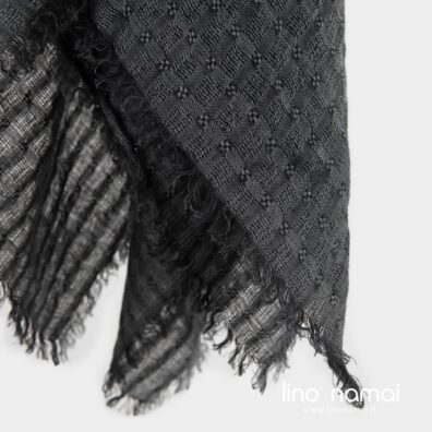 Lininė pilka skara ažūriniais langeliais, su 2cm ilgio pešiotais kutais visose kraštinėse