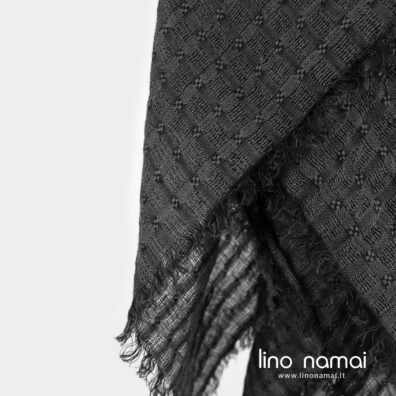 Gaminio audinys išaustas ažūriniais langeliais iš tamsiai pilkų ir juodų verpalų