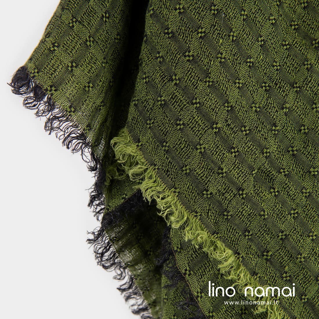 Lininė žalia skara ažūriniais langeliais, su pešiotais kutais visose kraštinėse