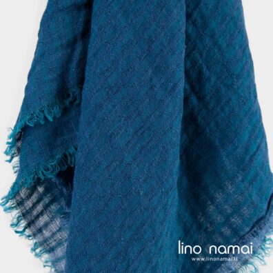 Lininė mėlyna skara ažūriniais langeliais