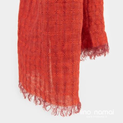 Lininis raudonas šalikas ažūriniais langeliais su kutais trumposiose kraštinėse