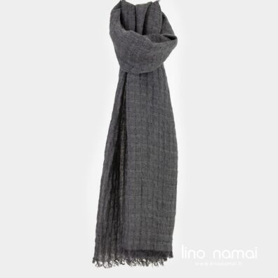 Lininio šaliko audinys austas iš tamsiai pilkų ir juodų verpalų ažūriniais langeliais