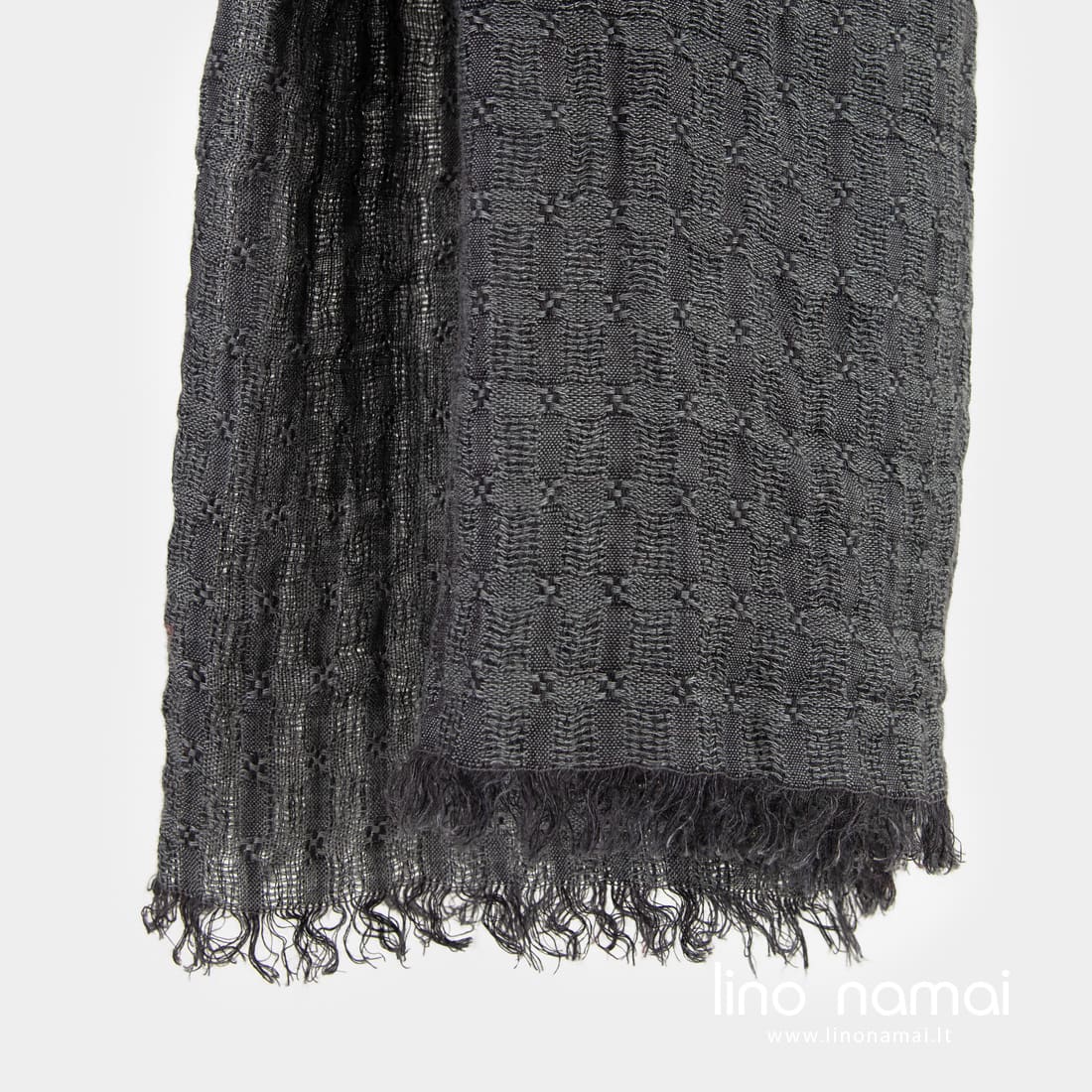Lininis pilkas šalikas ažūriniais langeliais su pešiotais kutais trumposiose kraštinėse