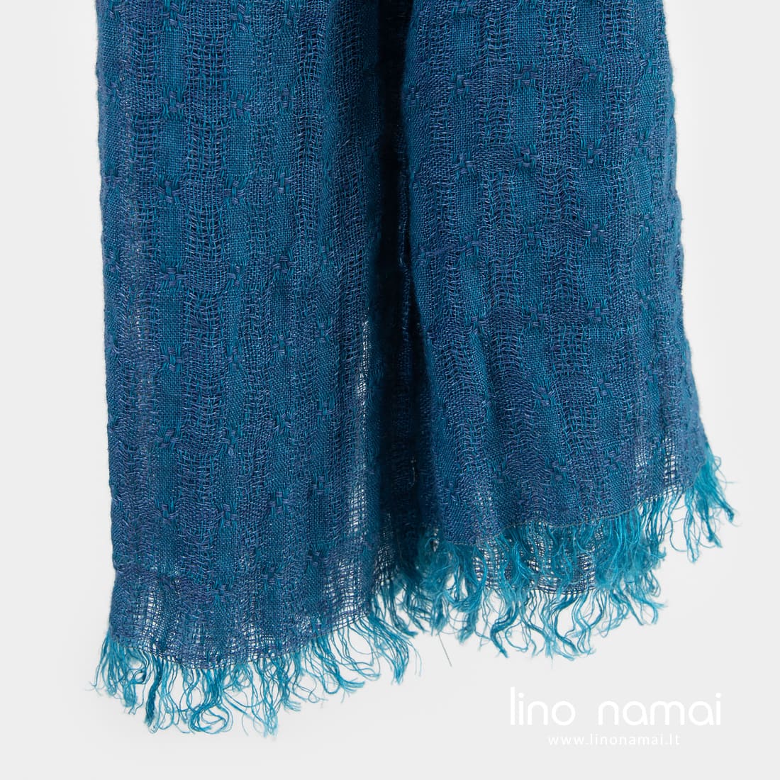 Lininis mėlynas šalikas ažūriniais langeliais su pešiotais kutais trumposiose kraštinėse