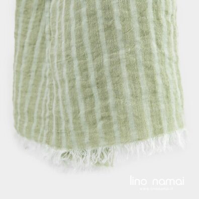 Lininis žalsvas šalikas ažūriniais dryžiais, su kutais trumposiose kraštinėse