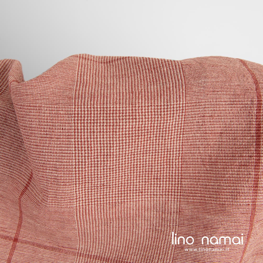 Lino - medvilnės audinys raudonai languotas drabužiams ir namų tekstilei siūti