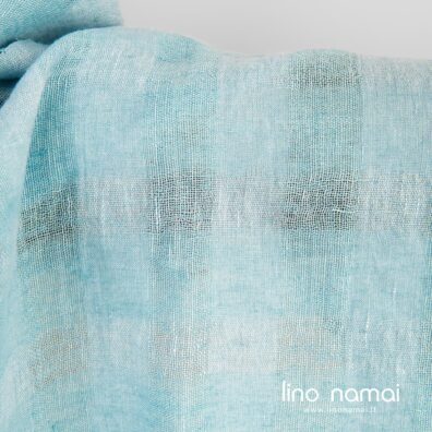 Žydros spalvos lino audinys tankiais ir retesnio pynimo langeliais