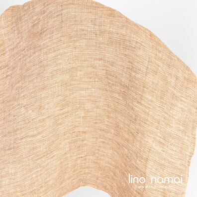 Lininis audinys išaustas iš baltų, rudų ir smėlio spalvos verpalų