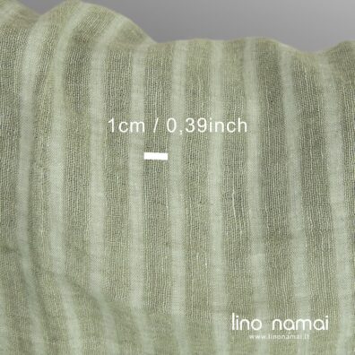 Lininis audinys permatomomis ir tankiomis vertikaliomis juostelėmis išaustas iš sendintos žalios ir švelnios mėtinės spalvos verpalų