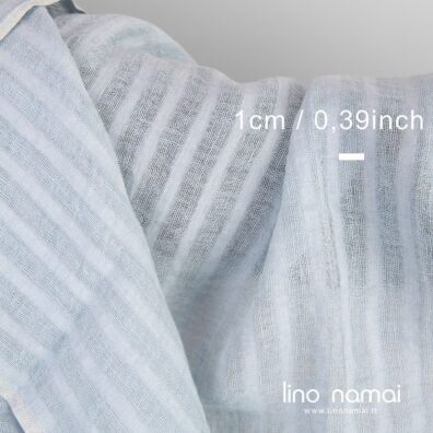 Melsvas lininis audinys tankiomis ir retomis vertikaliomis juostelėmis