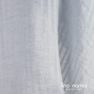 Melsvas lininis audinys permatomomis juostelėmis skalbtas lengviems drabužiams, šalikams, užuolaidoms siūti