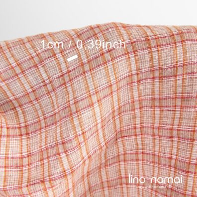 Languotas lino audinys išaustas iš baltų, oranžinių, rudų ir raudonų verpalų